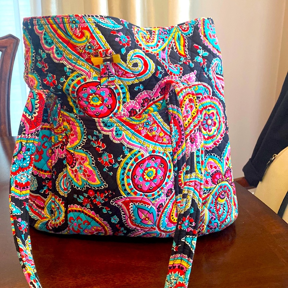 Vera Bradley 6 storage pockets a zipper inside one front storage zipper back